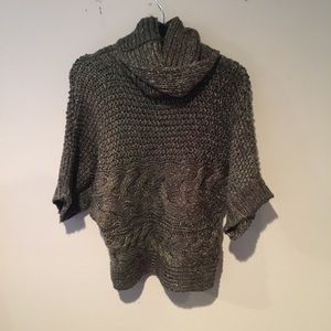 Turtle neck green shirt sleeve sweater